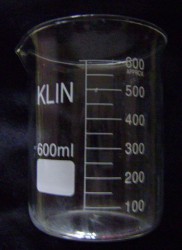 Стакан стеклянный, 600 мл Низкий лабораторный мерный стакан из прочного стекла. На 600 мл